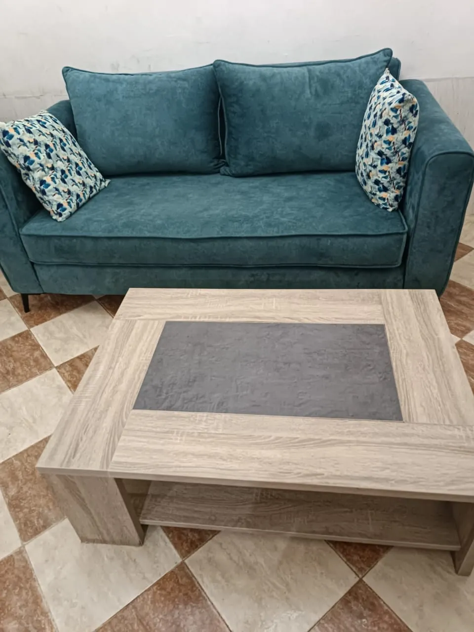 Canapé avec coussins avec table basse