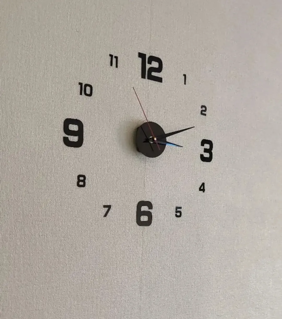 ⏰ ساعة حائط بسيطة وأنيقة ⏰  تصميم minimal كيجي زوين فأي بلاصة فدار 🏠كتعطي شكل منظم وراقي للحائط ديا